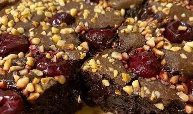 Yoğun Çikolata Aromalı: Vişneli Fındık Parçalı Brownie 