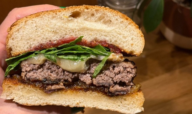 Tatlı ve Tuzlunun Uyumu: İncir Soslu Hamburger