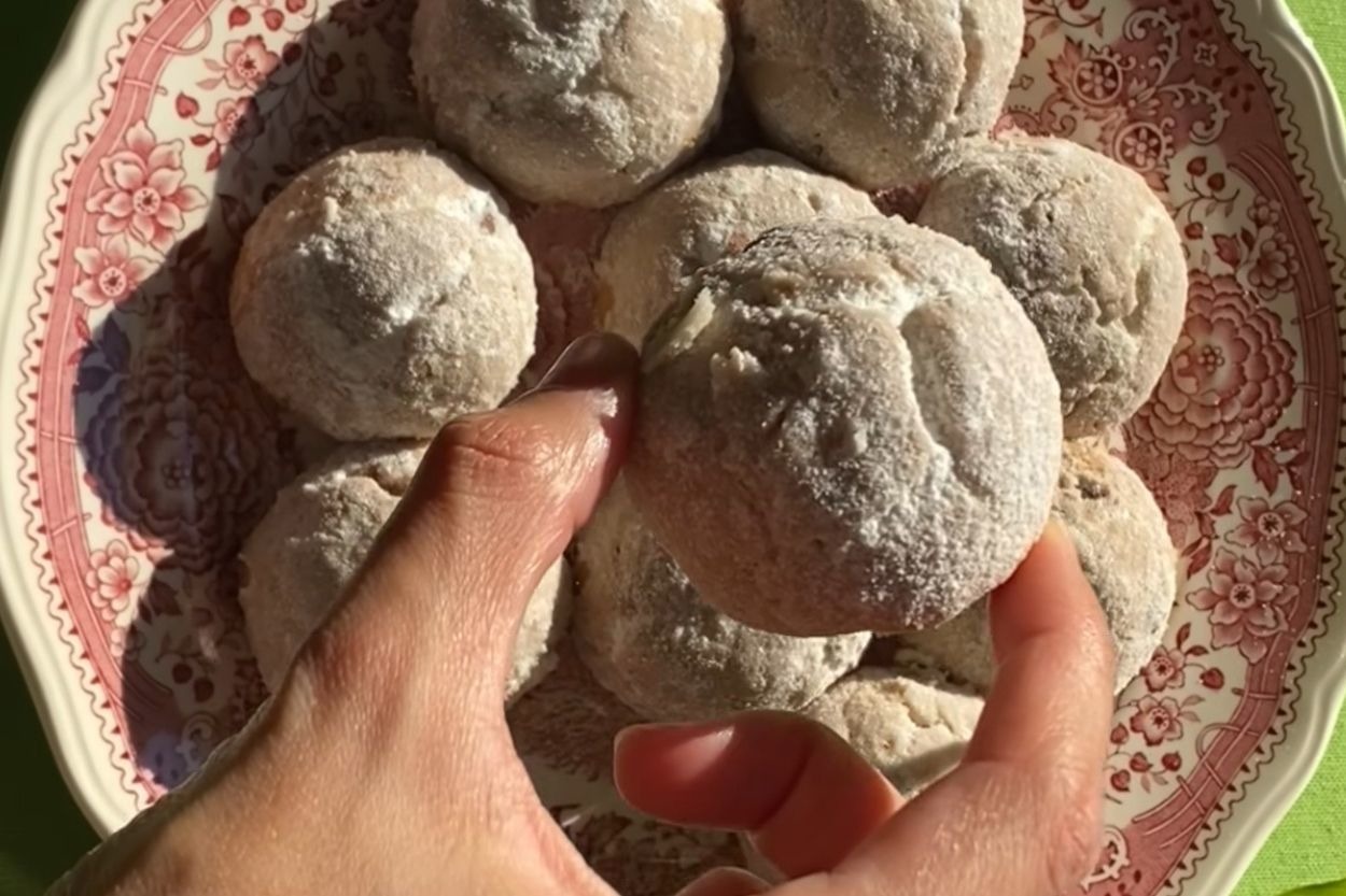 Gökçeada‘nın Meşhur Lezzeti: Efibadem Kurabiyesi