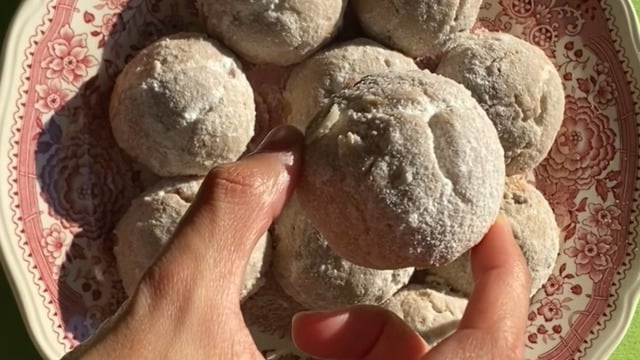 Gökçeada‘nın Meşhur Lezzeti: Efibadem Kurabiyesi