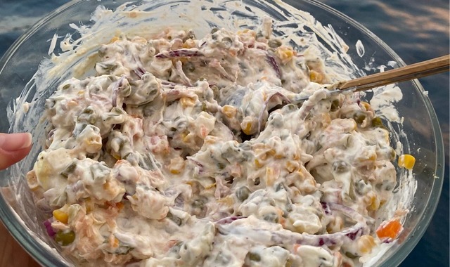 Rus Salatası Gibi: Ton Balıklı Garnitürlü Salata