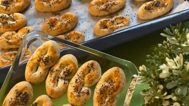 Çayın Yanına: Pastane Usulü Haşhaşlı Tuzlu Atıştırmalık