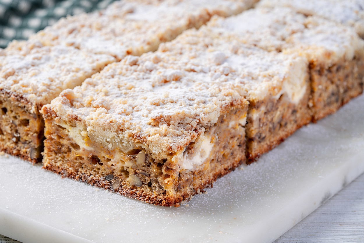 İki Efsane Bir Arada: Cheesecake Dolgulu Havuçlu Kek