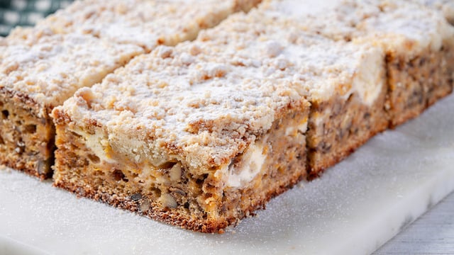 İki Efsane Bir Arada: Cheesecake Dolgulu Havuçlu Kek
