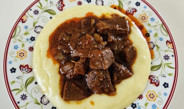 Tadı Enfes: Patates Püresi Yatağında Gulaş