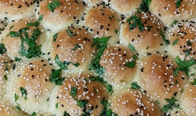 Mis Gibi Kokusuyla: Tereyağlı Sarımsaklı Zeytinli Poğaça