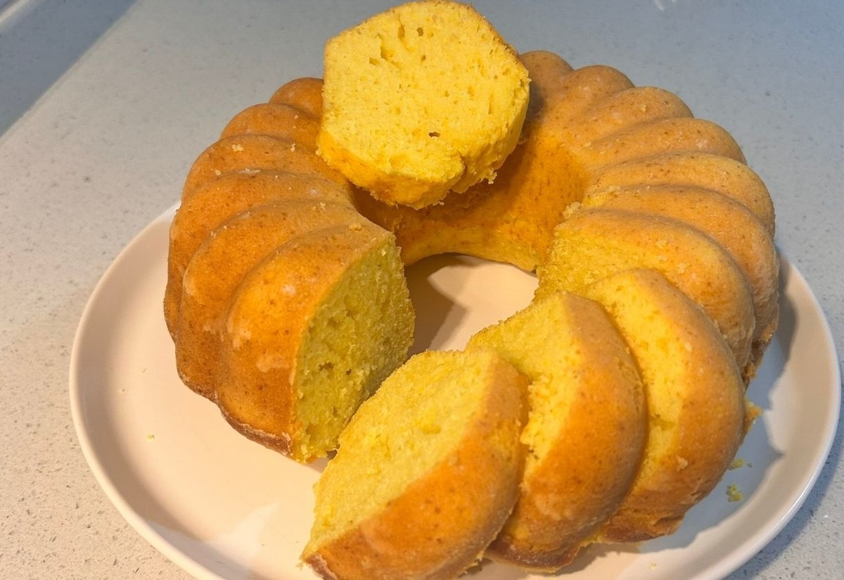 Sapsarı Rengiyle: Zerdeçallı Limonlu Kek Tarifi
