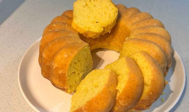 Sapsarı Rengiyle: Zerdeçallı Limonlu Kek