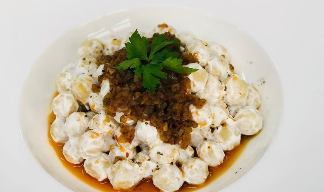 Sunumu Şık: Soğan Soslu Yoğurtlu Bulgur Köftesi