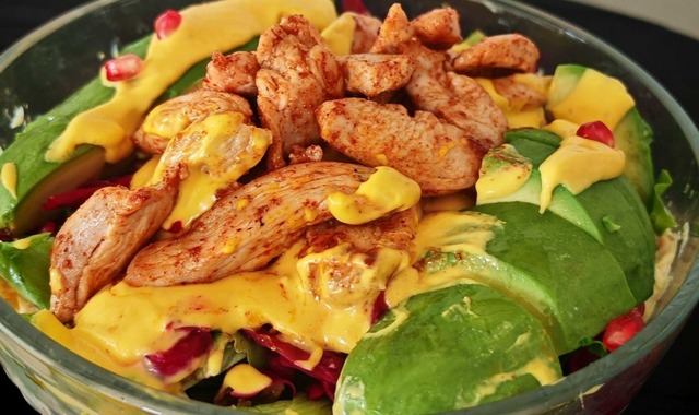 Tarator Yatağında: Cheddar Soslu Tavuk Salata Bowl