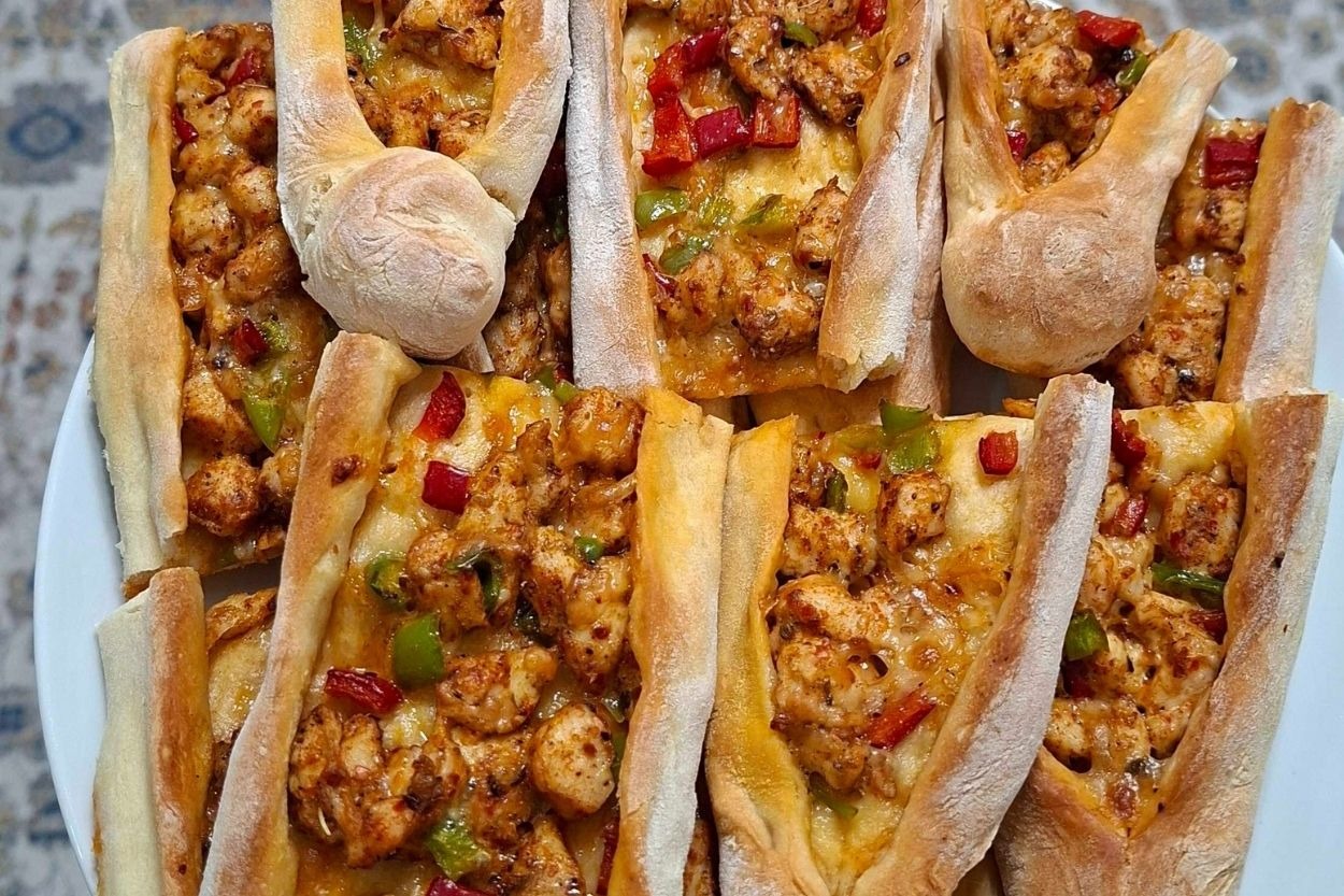 Sofraların Pratik Lezzeti: Tavuklu Kaşar Peynirli Pide
