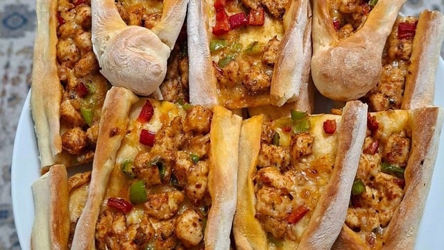 Sofraların Pratik Lezzeti: Tavuklu Kaşar Peynirli Pide