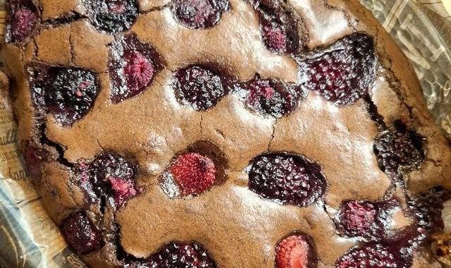 Çikolata Tutkunlarına: Orman Meyveli Kinder Brownie