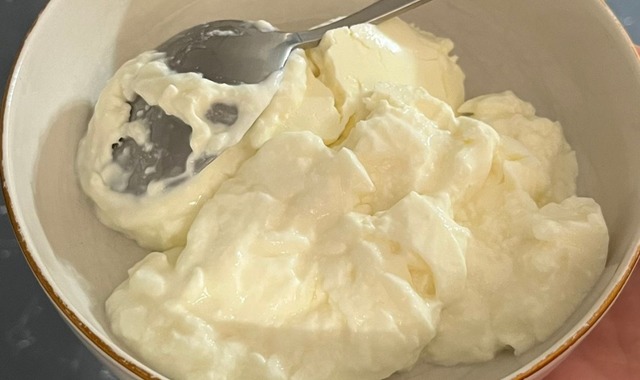 Doğal Lezzetin En Saf Hali: Ev Yapımı Yoğurtla Kaymak