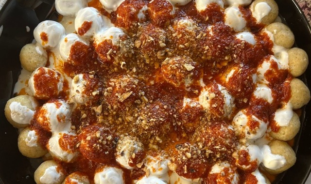 Üzerinde Yoğurduyla: Salça Soslu Bulgur Köftesi