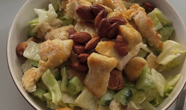 Doyuran Salata: Tavuklu Bademli Salata
