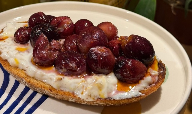 Enfes Sürmelik Sosuyla: Üzümlü Ekmek 