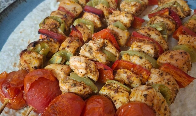 Mangal Tadında: Fırında Yumuşacık Tavuk Şiş