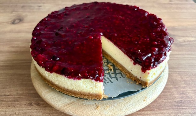 Beklediğinize Değecek: Orman Meyvesi Soslu Cheesecake