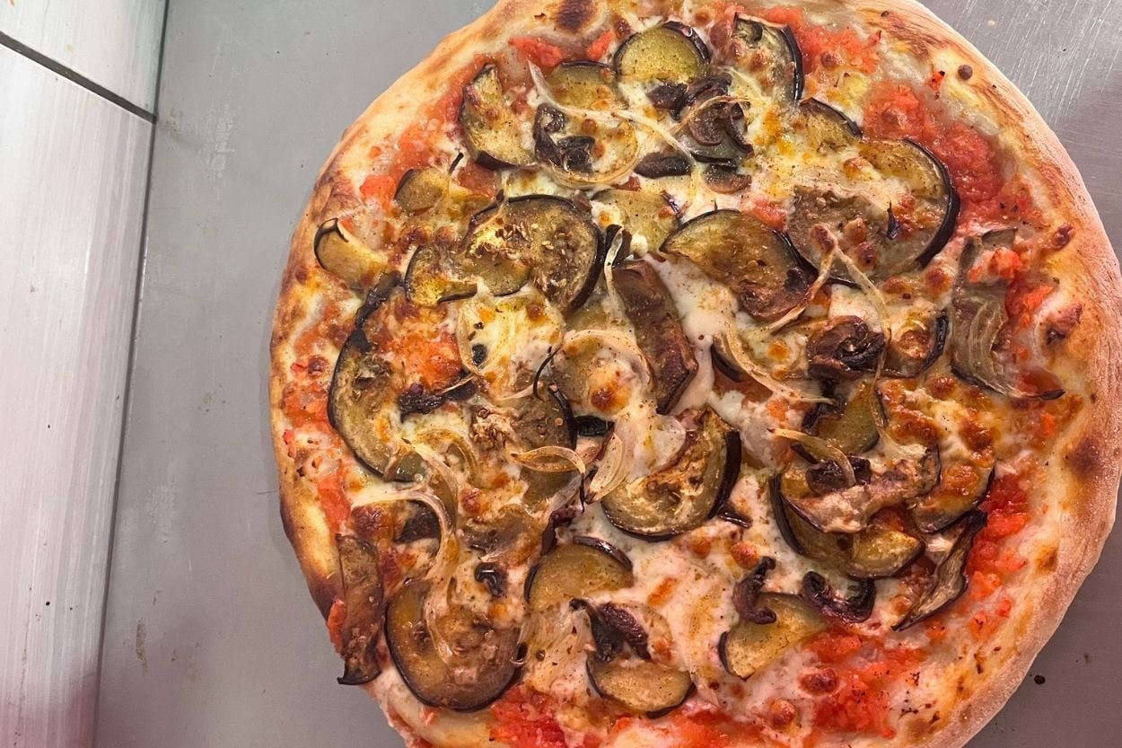 Bir Dilim Yetmez: Tam Ölçülü Ev Yapımı Pizza