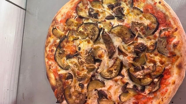 Bir Dilim Yetmez: Tam Ölçülü Ev Yapımı Pizza