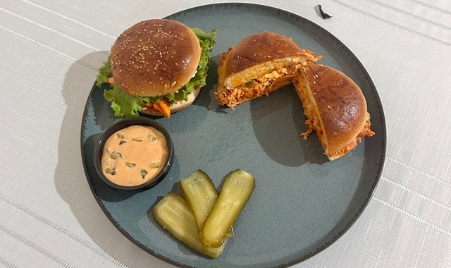 Enfes Dokusuyla: Soslu Tiftik Tavuk Burger 