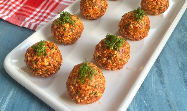 Salçalı Cevizli: Beyaz Peynirli Meze