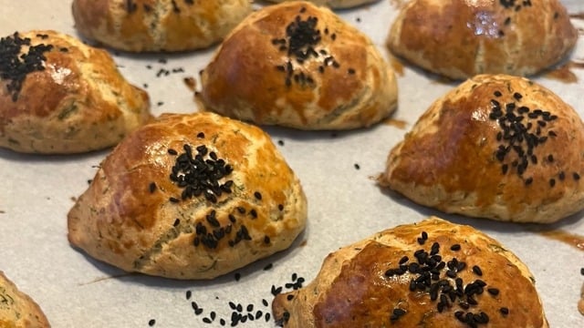 Çayın Yoldaşı: Pastane Usulü Kıyır Dereotlu Poğaça