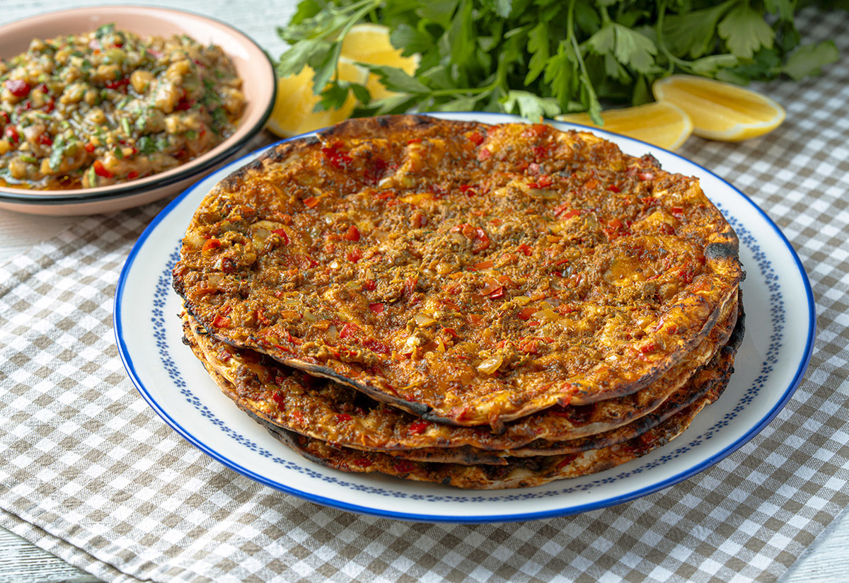 Enfes Eşlikçi: Patlıcanlı Lahmacun Salatası Tarifi