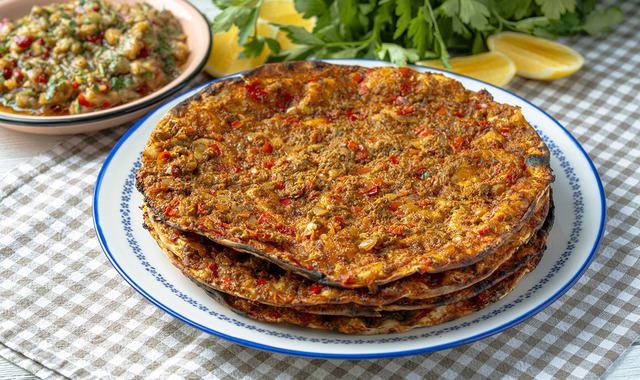 Enfes Eşlikçi: Patlıcanlı Lahmacun Salatası