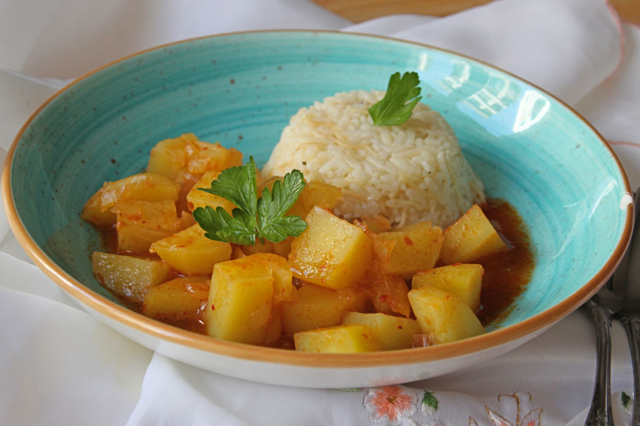 Klasik Ana Yemeklerden: Patates Yemeği