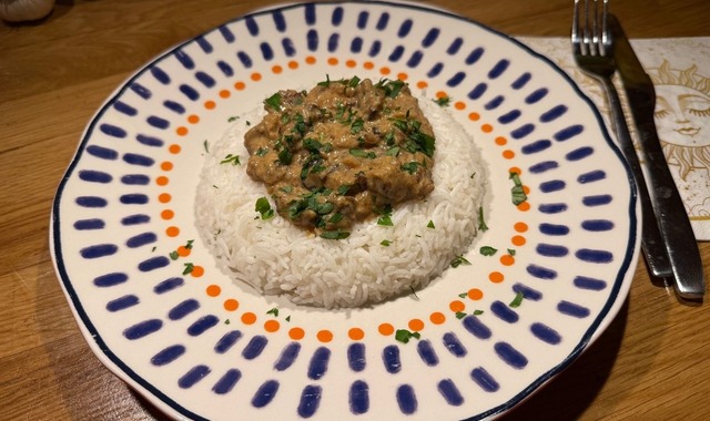 Altında Pilavla: Kremalı Köz Patlıcan Soslu Et