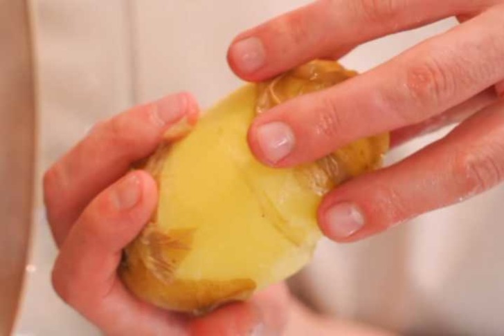 En kolay patates soyma yöntemi