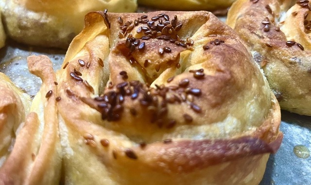 Kokusu Evi Sarar: Hazır Yufkadan Kıymalı Gül Böreği 