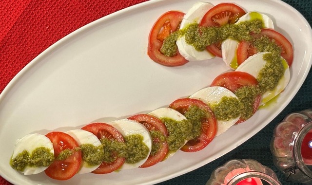 Yılbaşına Özel: Mozzarella Domates Salatası