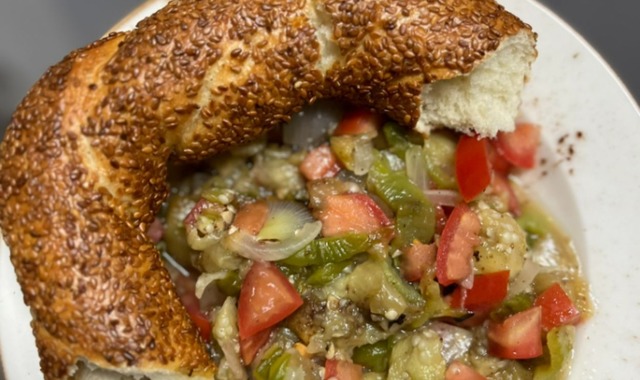 Enfes Aromasıyla: Köz Biberli Patlıcan Salatası
