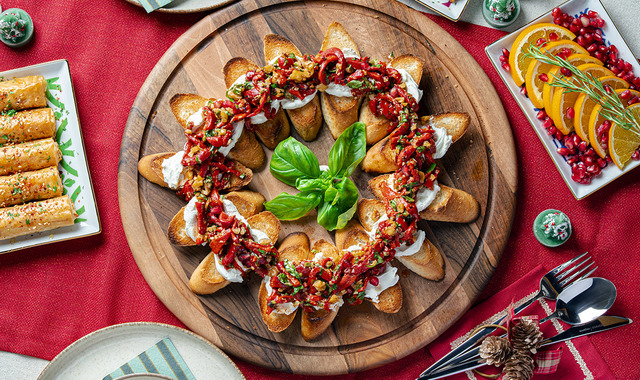 Yılbaşı Sofrasına: Kapya Bruschetta ve Acılı Ballı Börek