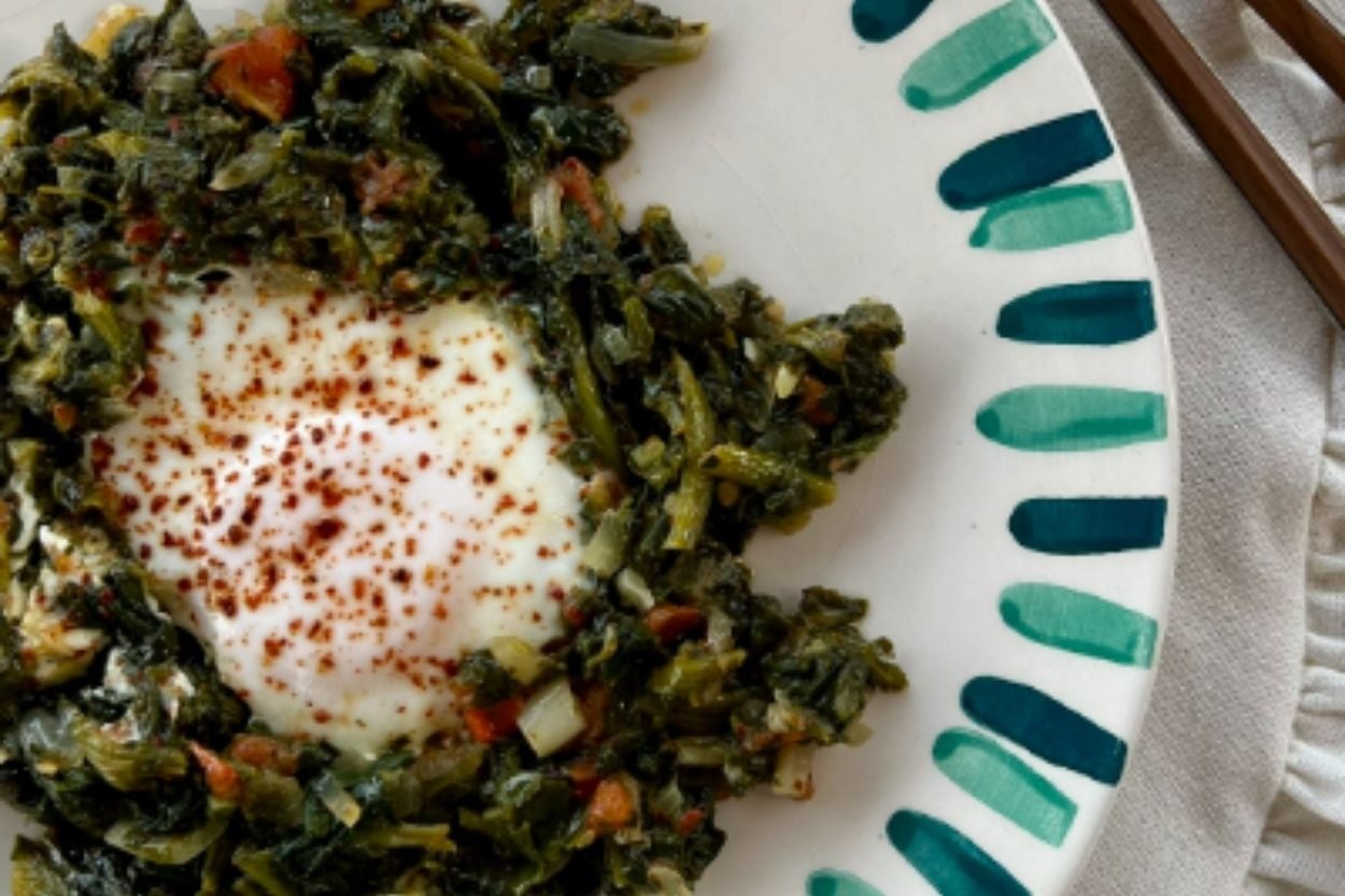 Çok Doyurucu: Yumurtalı Domatesli Ispanak Kavurması