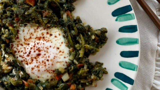 Çok Doyurucu: Yumurtalı Domatesli Ispanak Kavurması