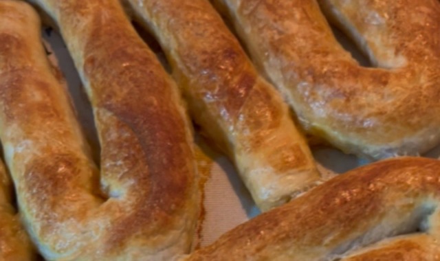 En Kolay El Açması Yöntemiyle: Pırasalı Kol Böreği