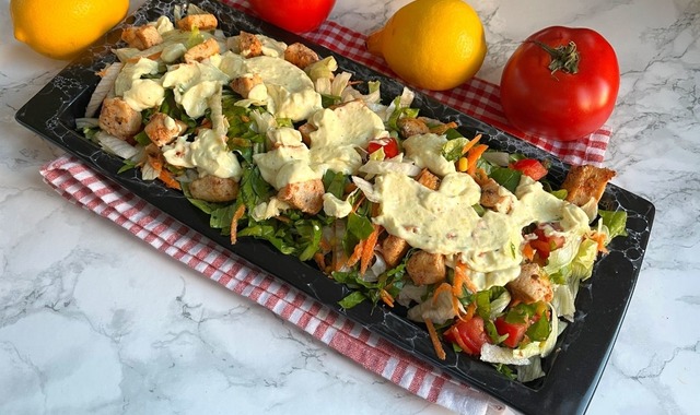 Tavuğu da Var: Soslu Salata