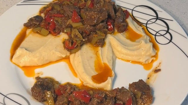 Hepsi Bir Arada: Köz Patlıcanlı Patates Püreli Et Sote