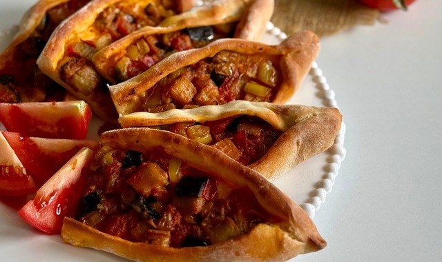 Ev Yapımı Hamuruyla: Patlıcanlı Pide