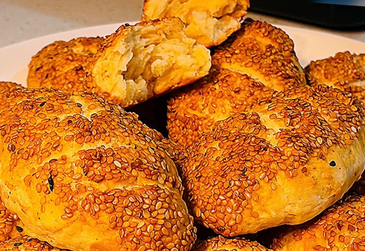 Çıtır Susamlı: Mayasız Pastane Usulü Simit Poğaça Tarifi