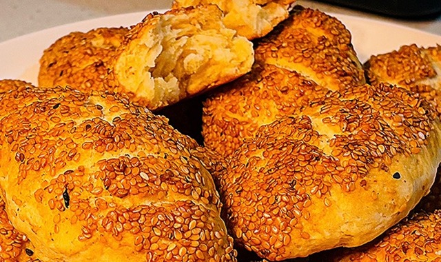 Çıtır Susamlı: Mayasız Pastane Usulü Simit Poğaça