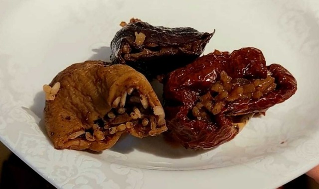 Kokusu Evi Sarar: Tam Kıvamında Ekşili Kuru Dolma
