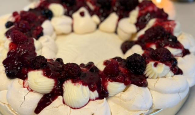 Hafif Tadıyla: Kremalı Meyveli Pavlova