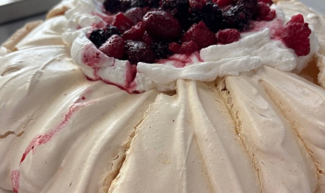 Selcan'ın Tarifi: Orman Meyveli Pavlova Pasta