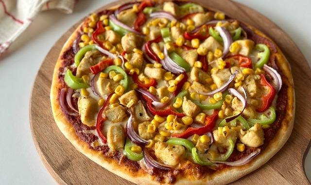 Bol Malzemeli: Tavuklu Pizza
