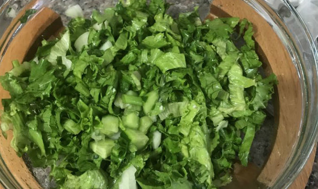 Yaz Aylarının En Serini: Soğanlı Yeşil Salata